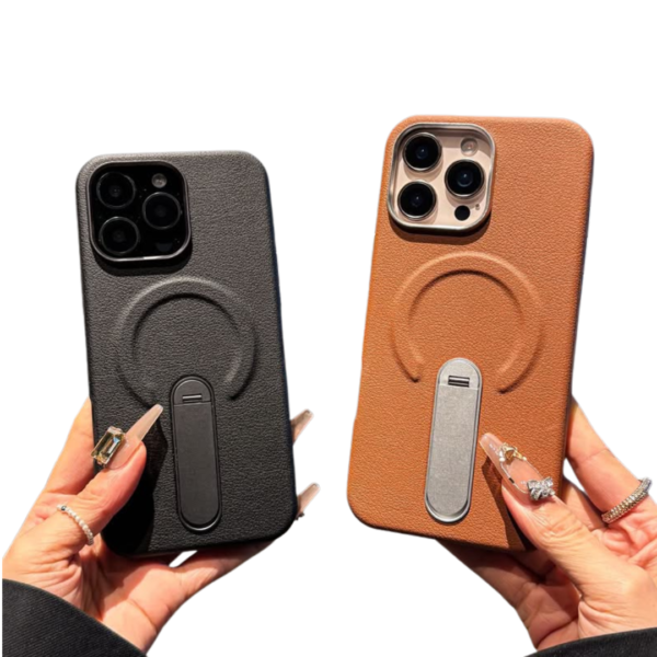 Finition effet cuir élégante et premium Design fin et moderne Support arrière intégré et rabattable Fonction support pour regarder des vidéos en mode portrait ou paysage Anneau magnétique intégré type MagSafe Compatible avec les accessoires magnétiques selon le modèle Protection du dos et des contours du téléphone Découpe précise pour les caméras Bonne prise en main Résistante aux rayures et à l'usure quotidienne Installation et retrait faciles Disponible en noir et marron
